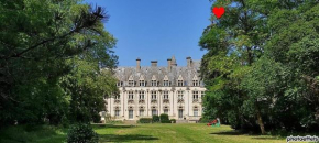 Charmant STUDIO au Calme Tout Confort Dans Château Néo Gothique proche ZENITH COMET ORLEANS Parking Voiture Gratuit WIFI Haut Débit Rue des Montées